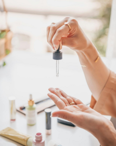 Kombinování kosmetiky: Proč to pomáhá problematické pleti?